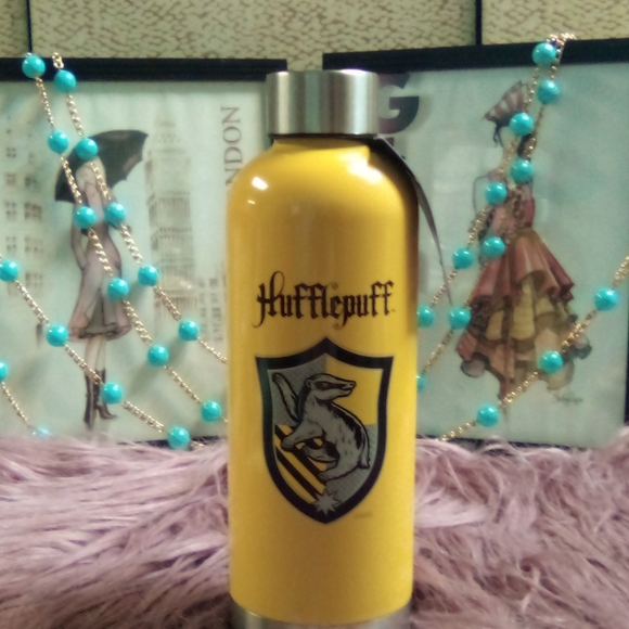 Hufflepuff Water Bottle & Lunchbox Set - Picture 4 of 6